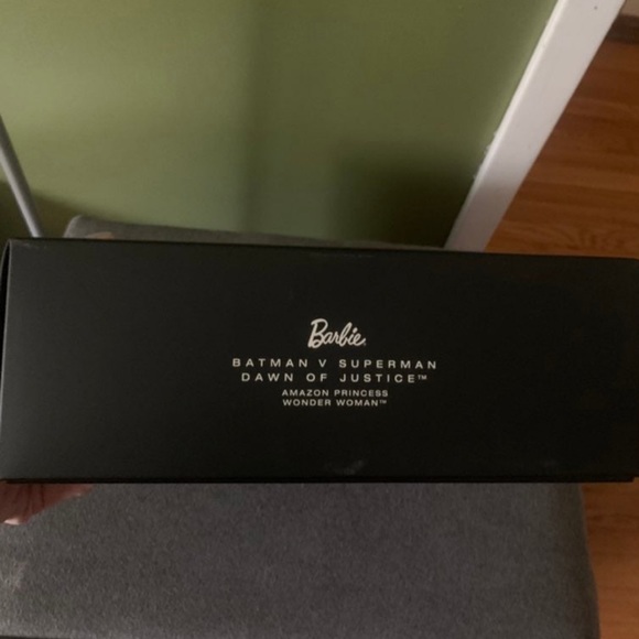 Mattel Wonder Woman Barbie Gold Label - Picture 5 of 7